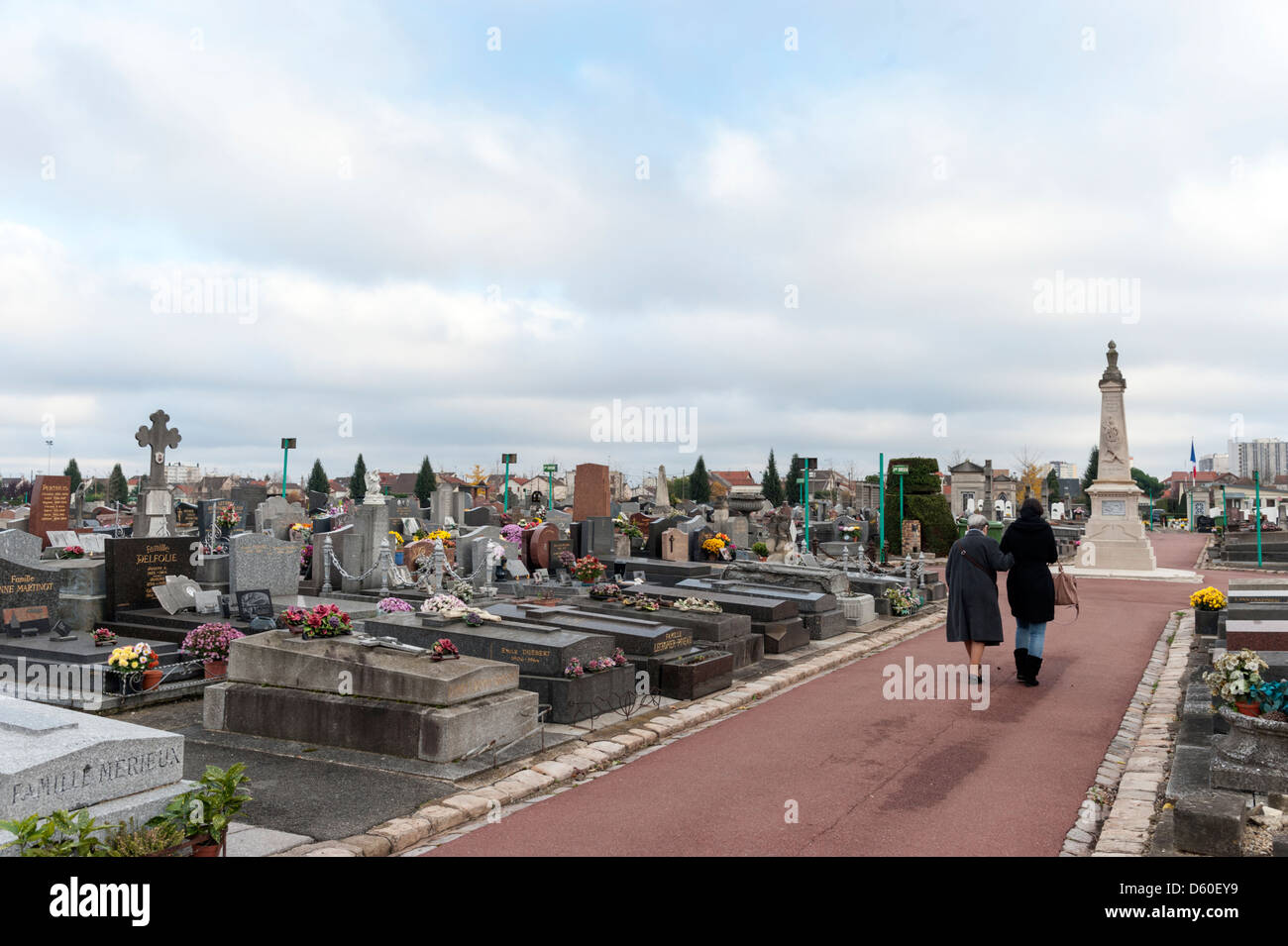 Dans le cimetière de banlieue parisienne de Drancy Banque D'Images