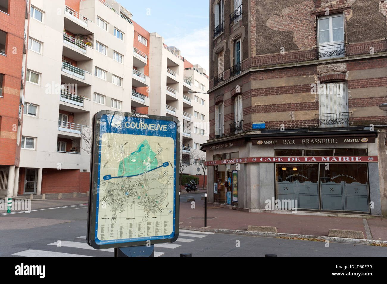 Coin de rue dans la banlieue parisienne de La Courneuve Banque D'Images