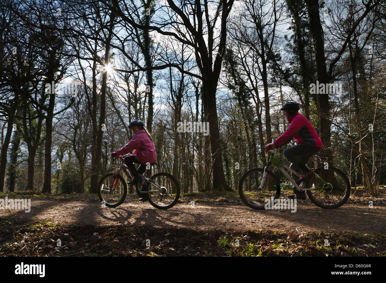 Mère et fille à vélo dans la forêt de Dean, Gloucestershire, Angleterre Banque D'Images