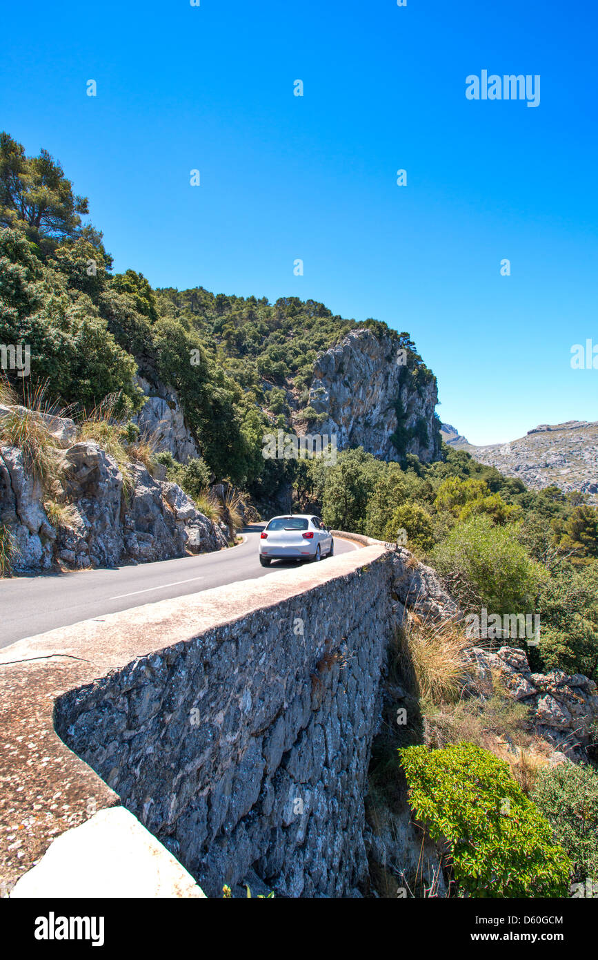 Route de montagne sur l'île de Majorque avec voiture Banque D'Images