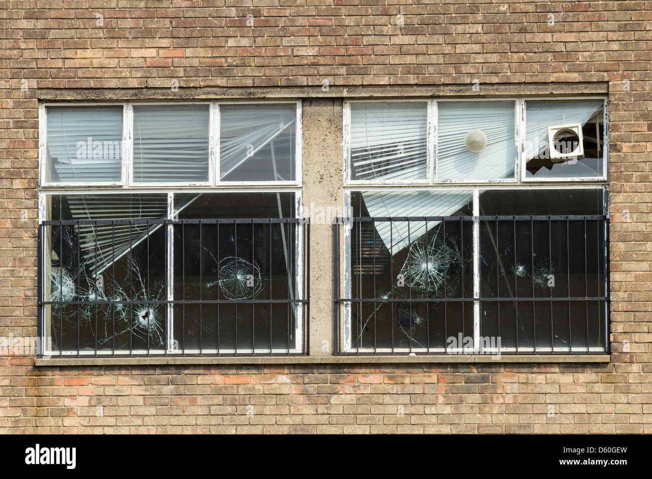 Fenêtre cassée à l'école à l'abandon. UK Banque D'Images