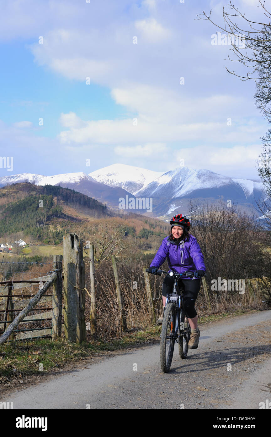 Femme vélo de montagne équitation dans le Lake District Banque D'Images