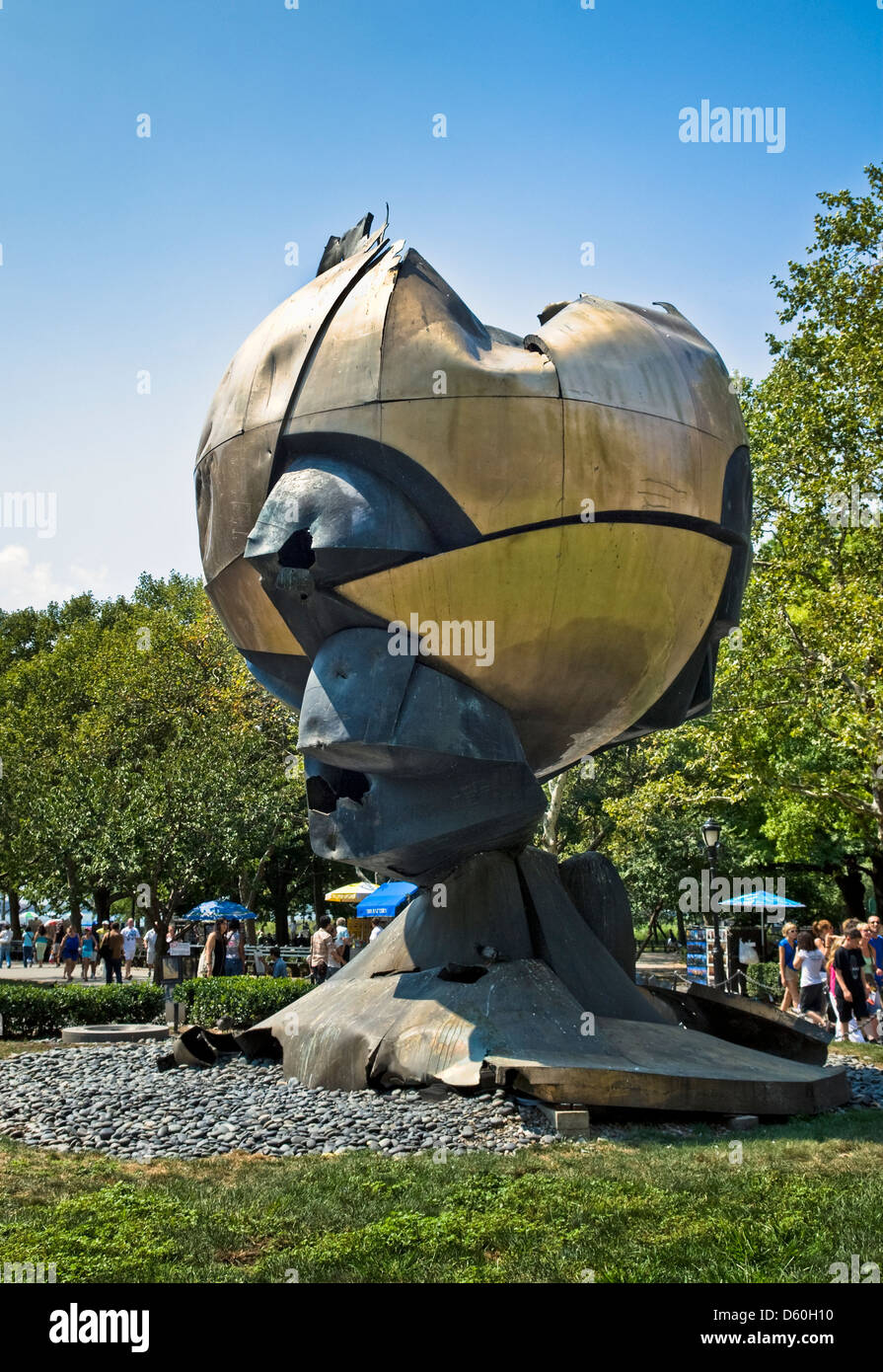 'La sphère' sculpture de bronze endommagées durant les attentats du World Trade Center, Battery Park, New York City, USA Banque D'Images