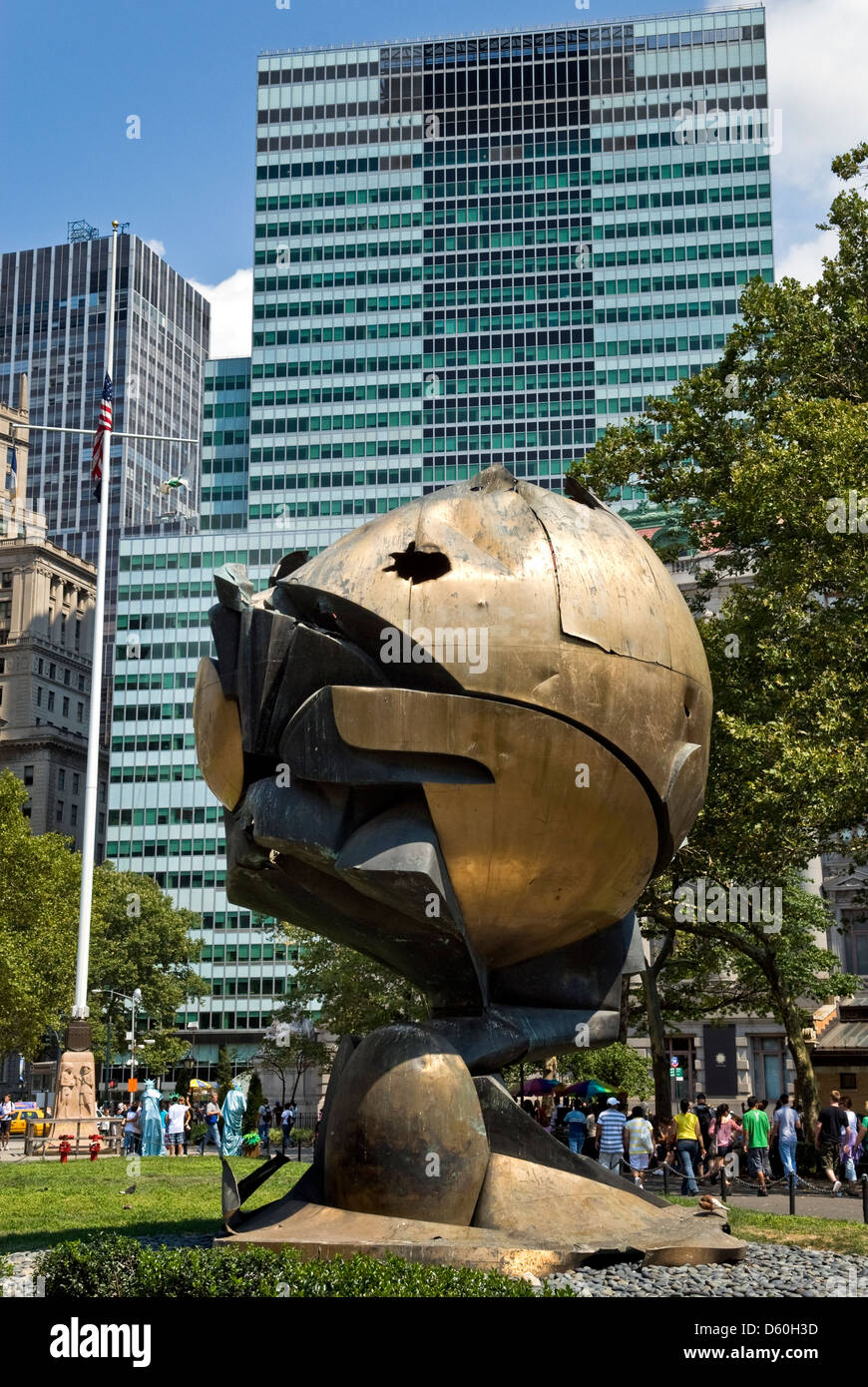 'La sphère' sculpture de bronze endommagées durant les attentats du World Trade Center, Battery Park, New York City, USA Banque D'Images
