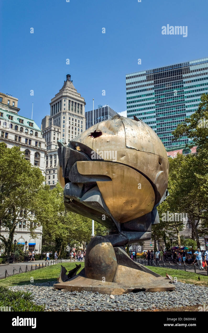 'La sphère' sculpture de bronze endommagées durant les attentats du World Trade Center, Battery Park, New York City, USA Banque D'Images