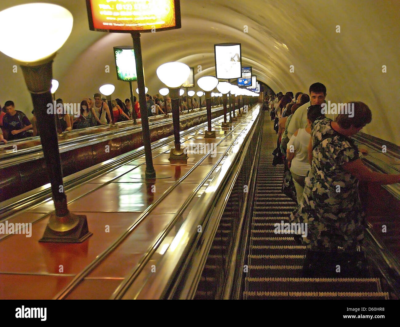 L'escalier mécanique à la station de métro le Pushkinkaya, St.Petersburg Banque D'Images