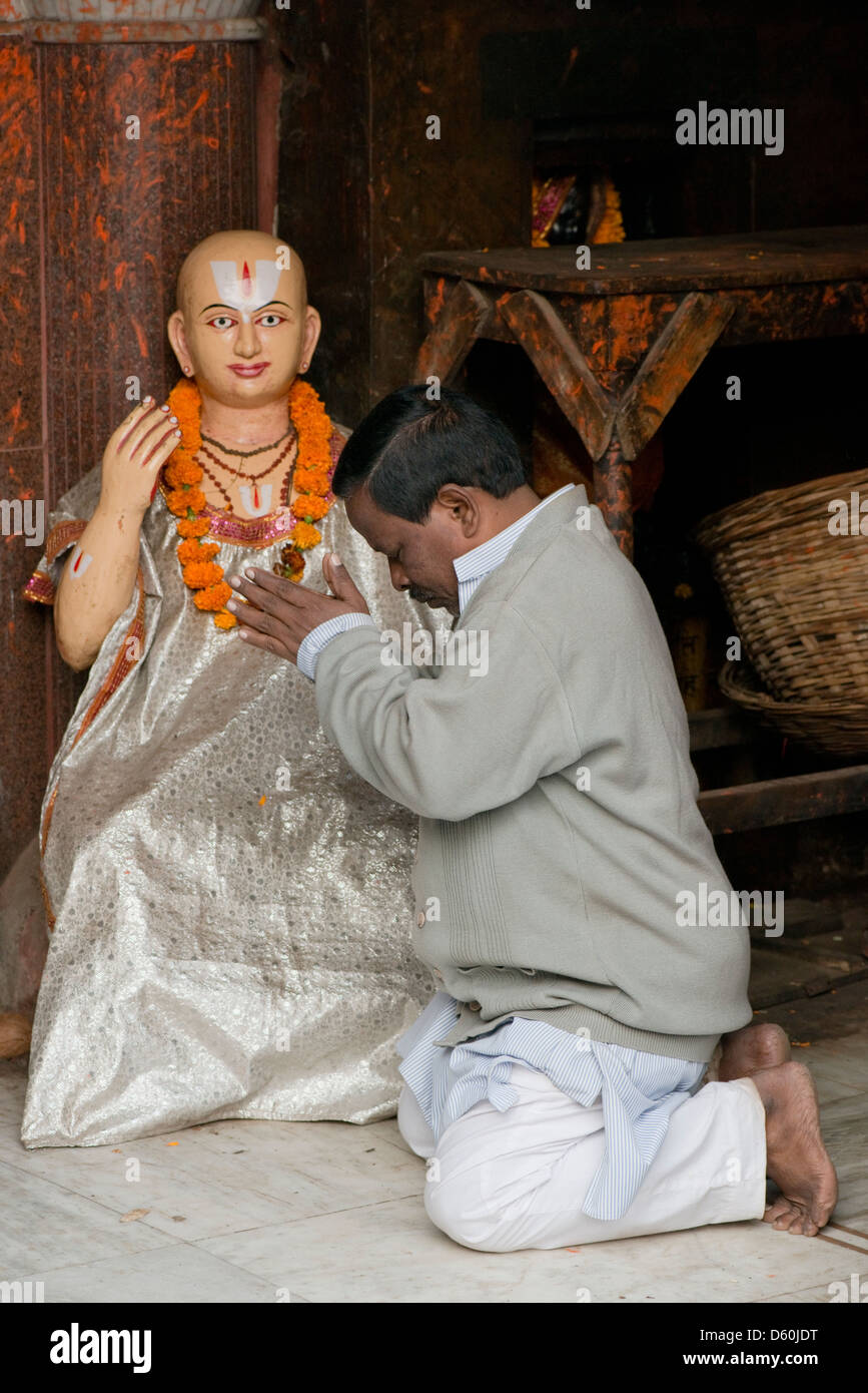Un hindou dévot prie à un culte à la porte sud du temple d'Jaggarnath à Puri, Odisha, Inde Banque D'Images