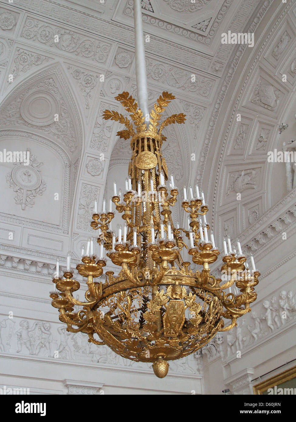 Un lustre d'or dans la salle blanche, l'Hermitage, Saint-Pétersbourg Banque D'Images