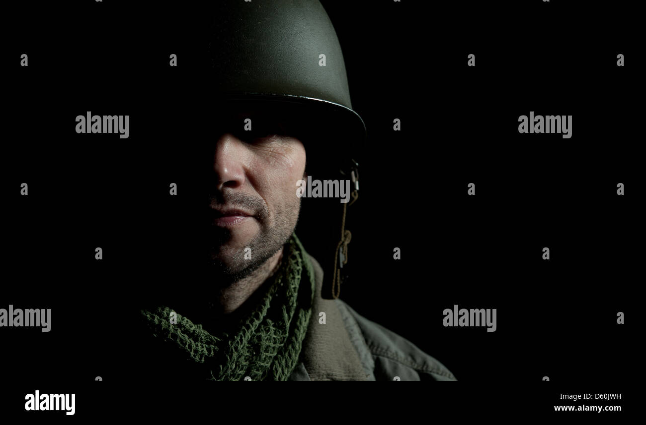 Portrait d'un WW2 soldat américain dans l'ombre profonde d'un fond noir. Banque D'Images