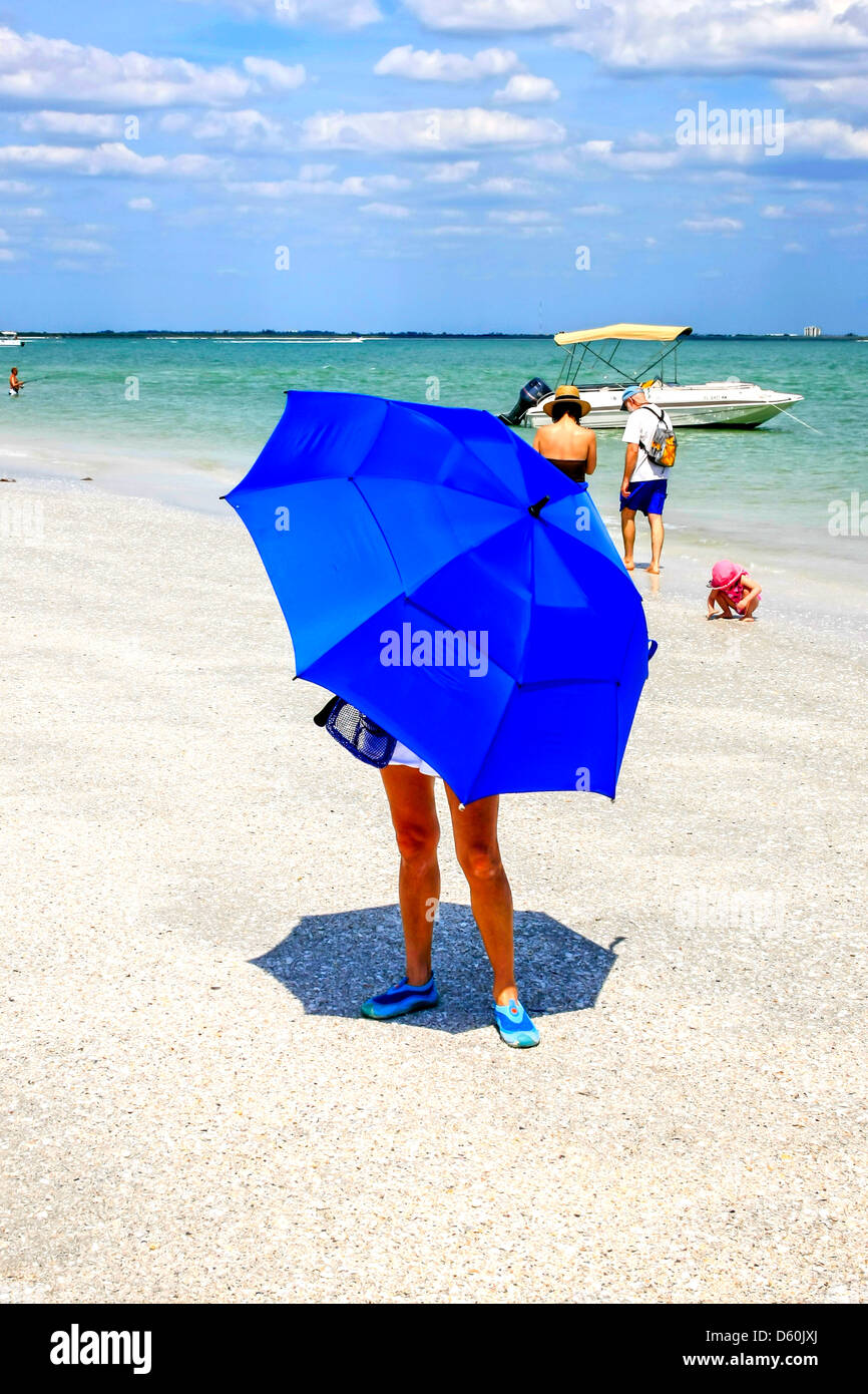 Une femme elle-même d'ombre du soleil chaud sur Sanibel Island Florida Banque D'Images