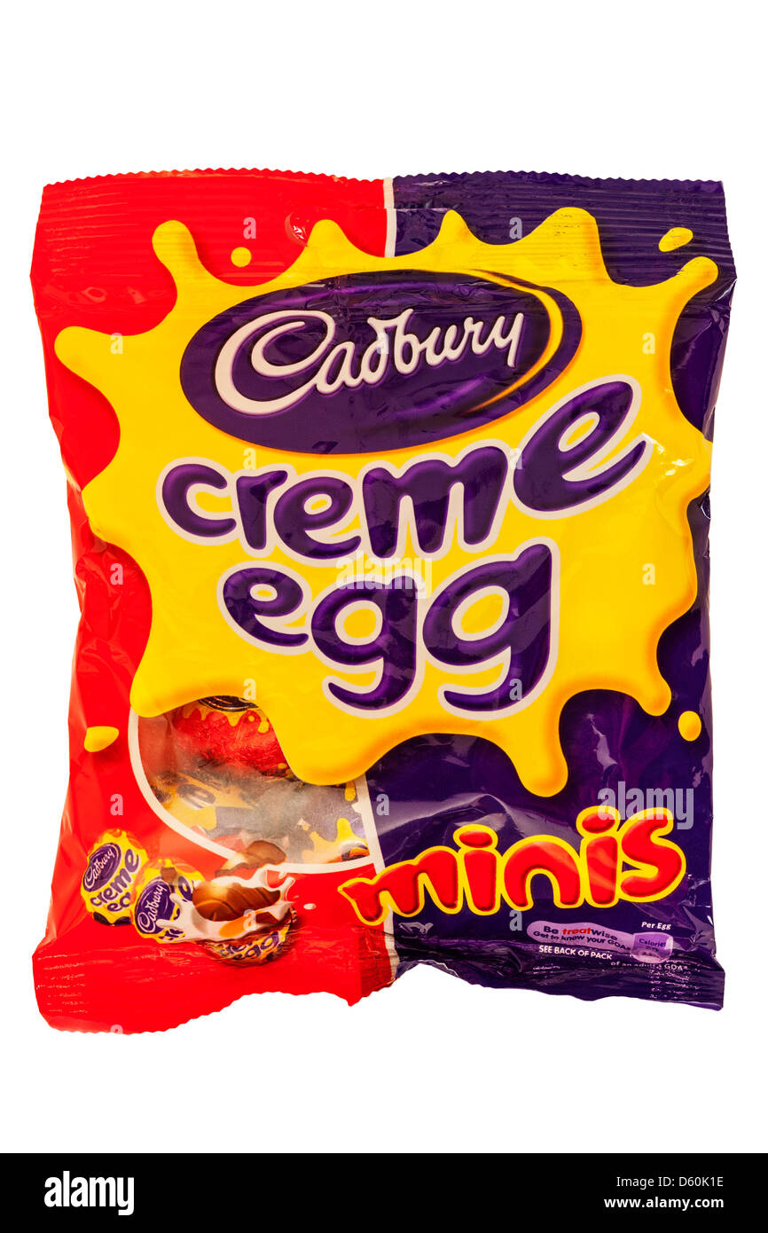 Un paquet de Cadbury creme egg minis sur le fond blanc Banque D'Images