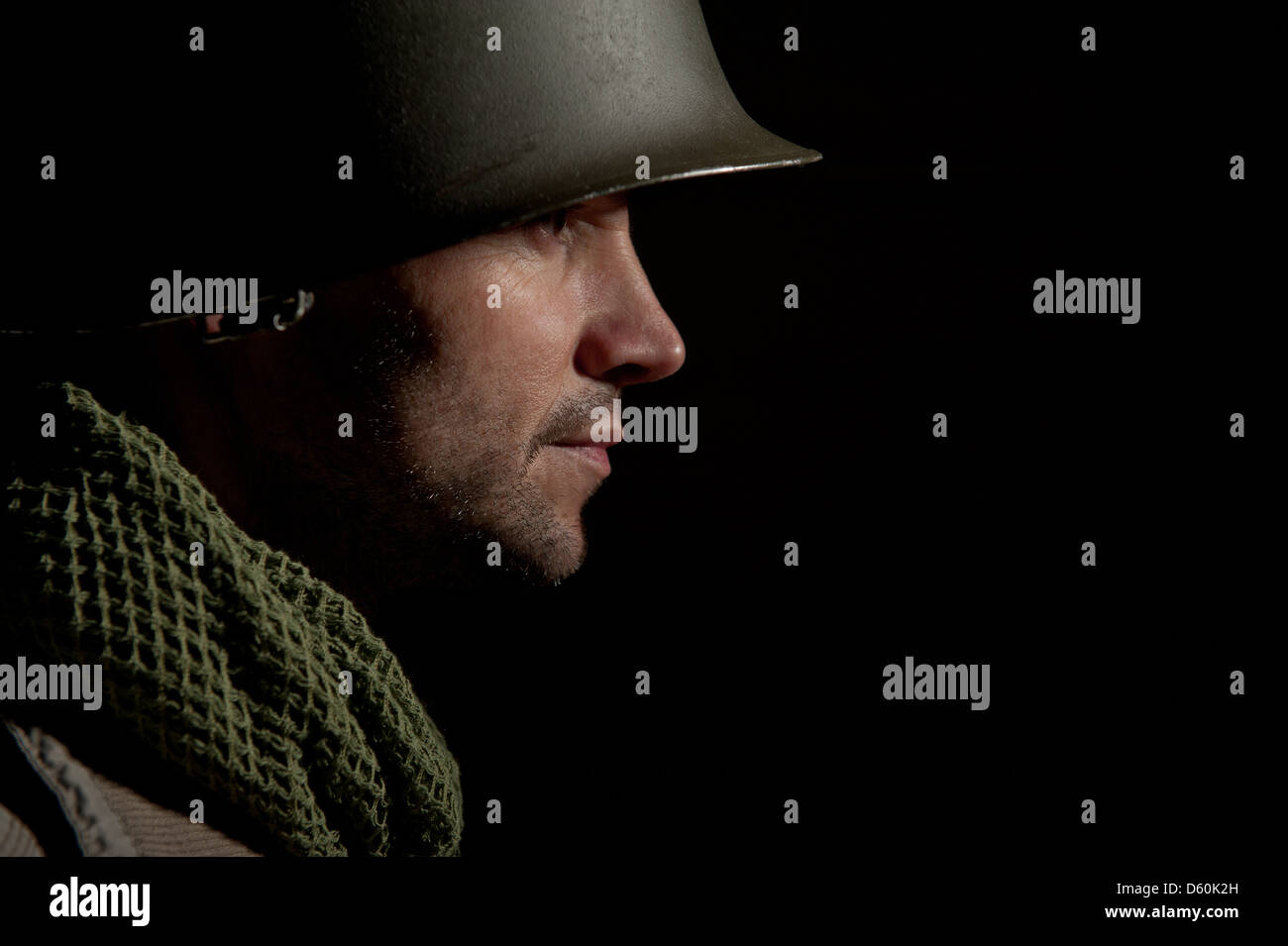 Portrait de profil d'un WW2 soldat américain contre un fond noir. Banque D'Images