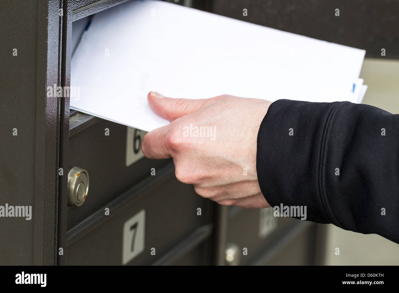 Photo horizontale d'hommes manuellement en tirant des lettres de boîte aux lettres de la poste Banque D'Images