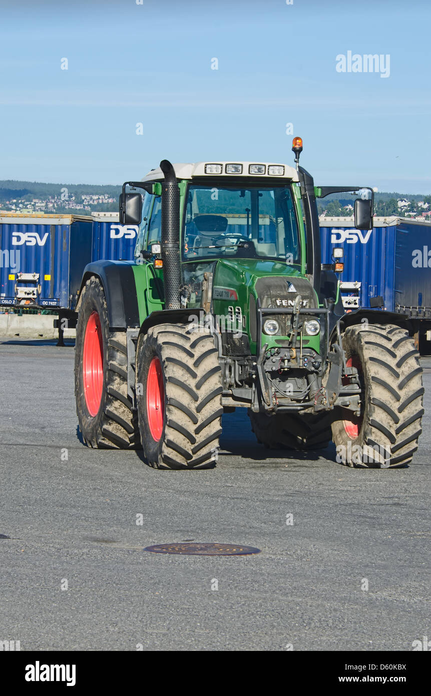 Tracteur vert sur le parking Banque D'Images