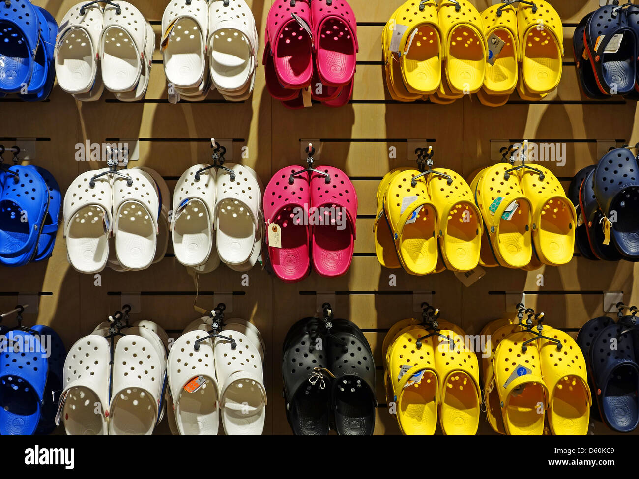 Une sélection de chaussures Crocs Banque D'Images