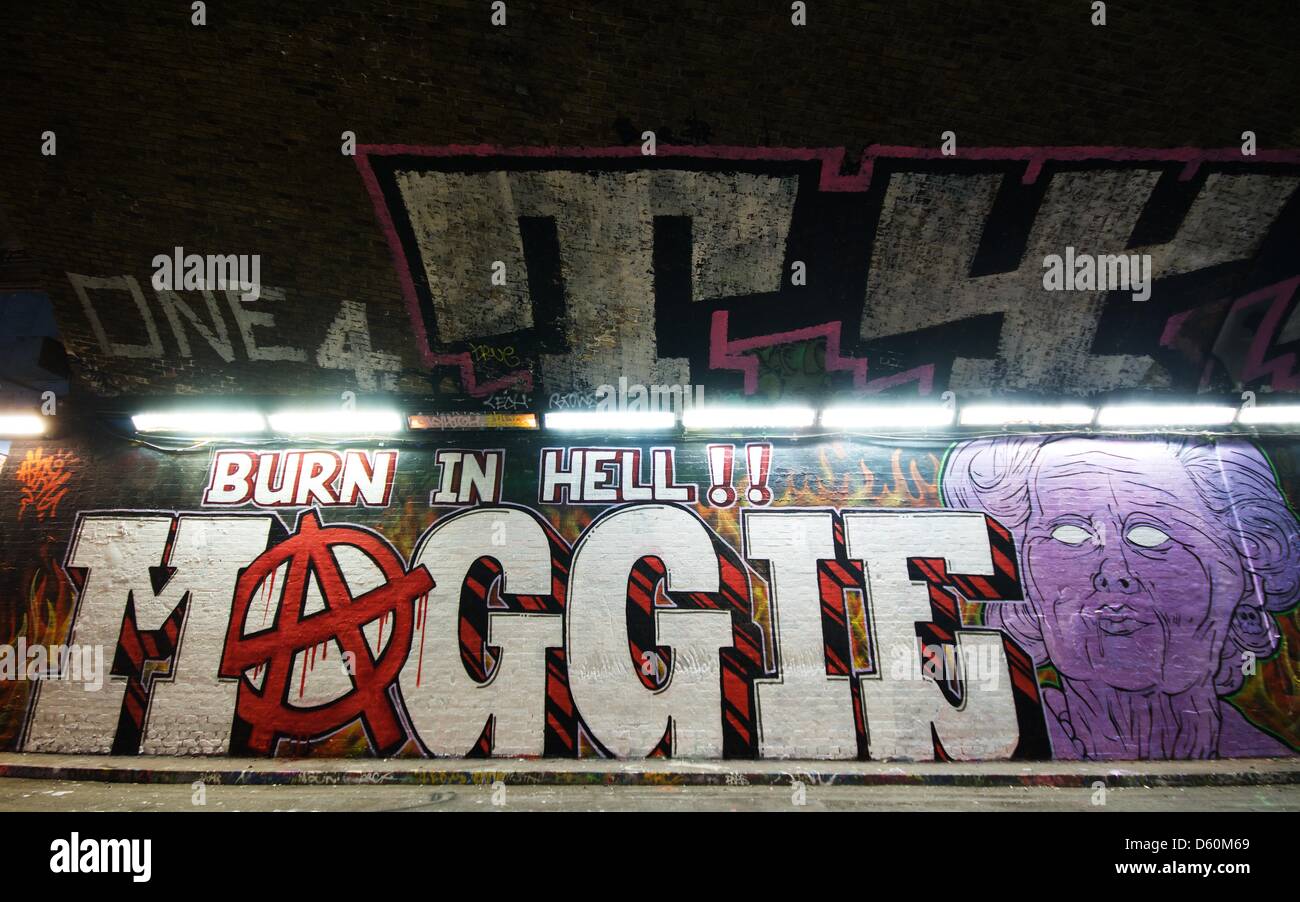Londres, Royaume-Uni. 10 avril 2013. Un nouveau morceau de l'art du graffiti à lire 'brûler en enfer Maggie' est exposée dans le "Tunnel" Graffiti sur Leake Street, Londres. Le travail, mené par London graffiti artistes 'kyHigh' et 'Naissance' a été mis en place à la suite du décès de la Baronne Thatcher, ex-Premier ministre britannique, deux jours plus tôt. George Henton / Alamy Live News. Banque D'Images