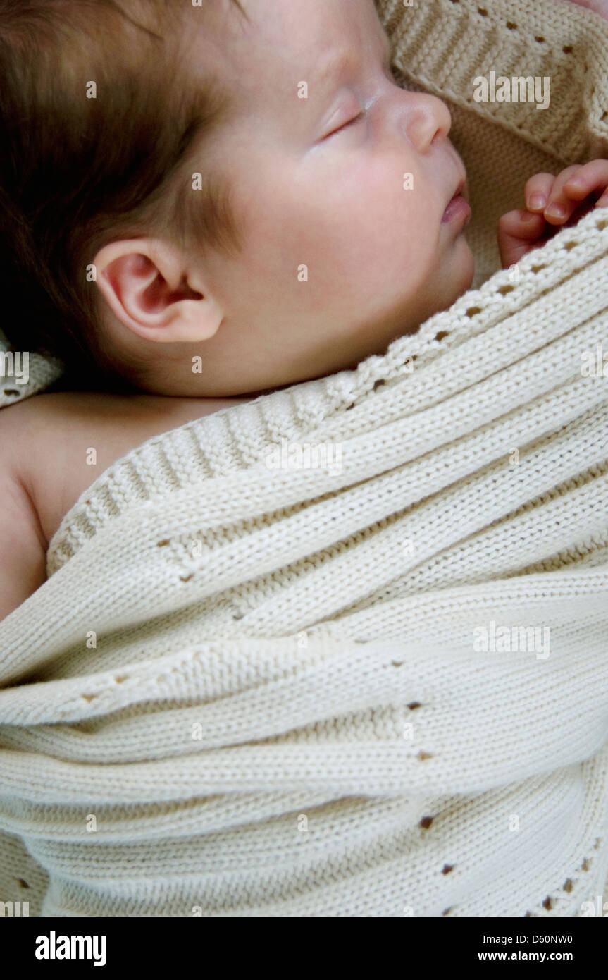 Naissance bebe Fille enveloppée dans une couverture (8 semaines) Banque D'Images