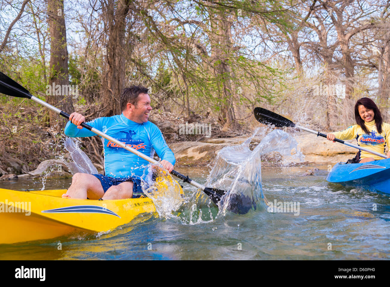 Deux personnes appréciant kayak sports d'eau à la rivière Banque D'Images