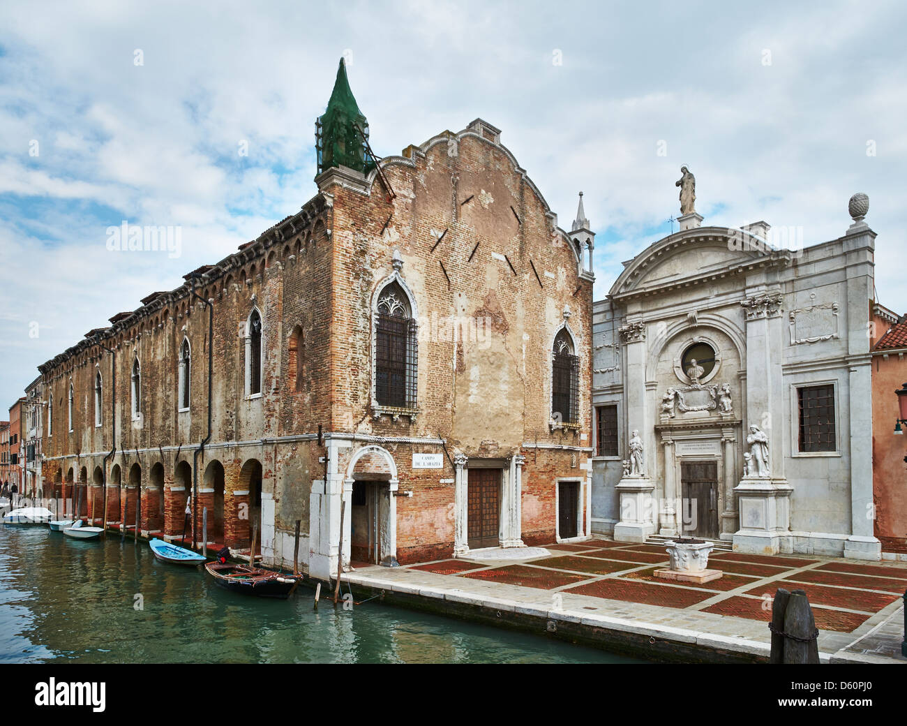 Campo de l'Abazia, ou dell'Abbazia, Venise, avec la Scuola Vecchia Banque D'Images