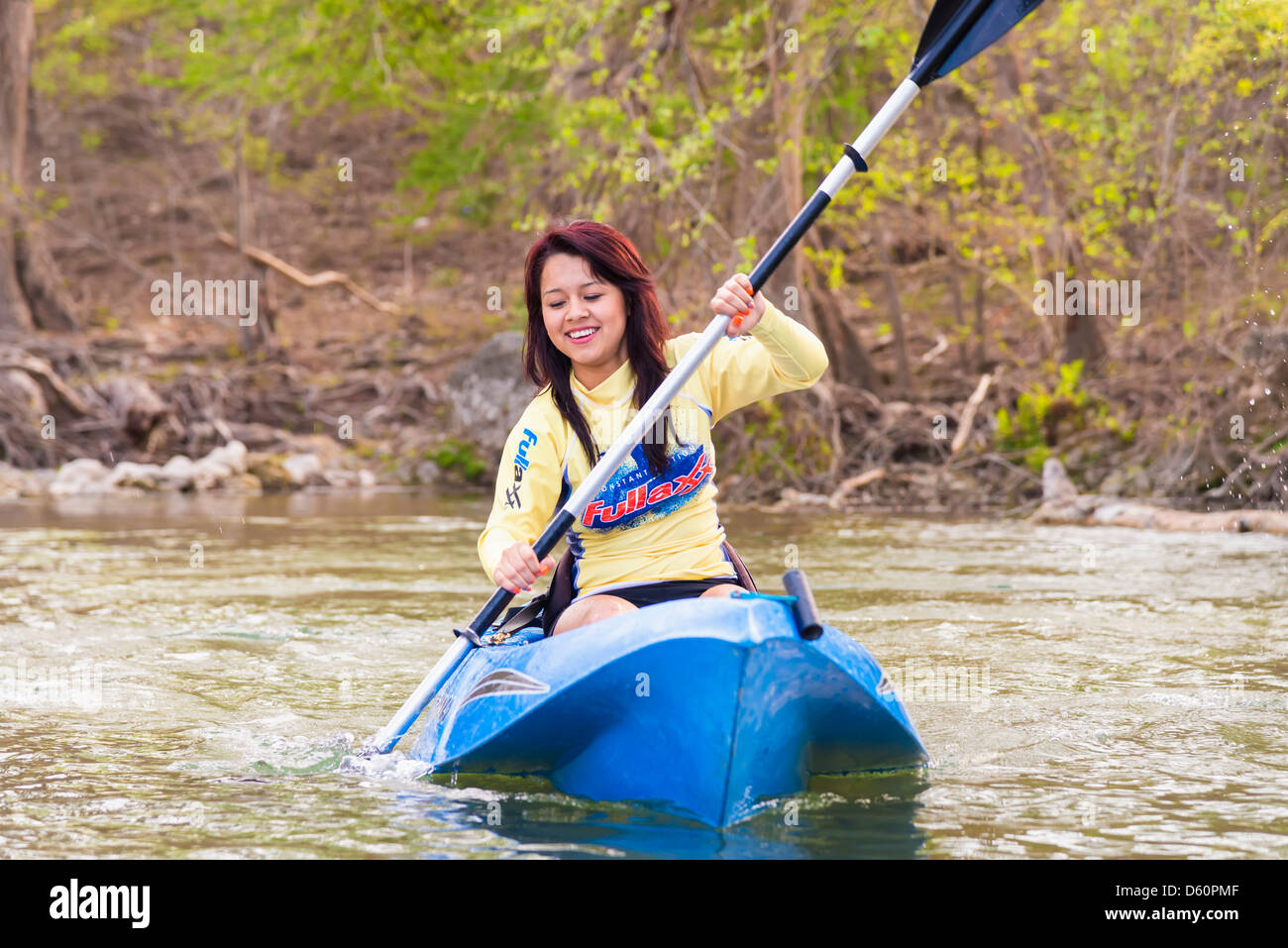 Kayak sur la rivière Frio, Texas, USA - Young Hispanic woman riding un kayak de 18 Banque D'Images