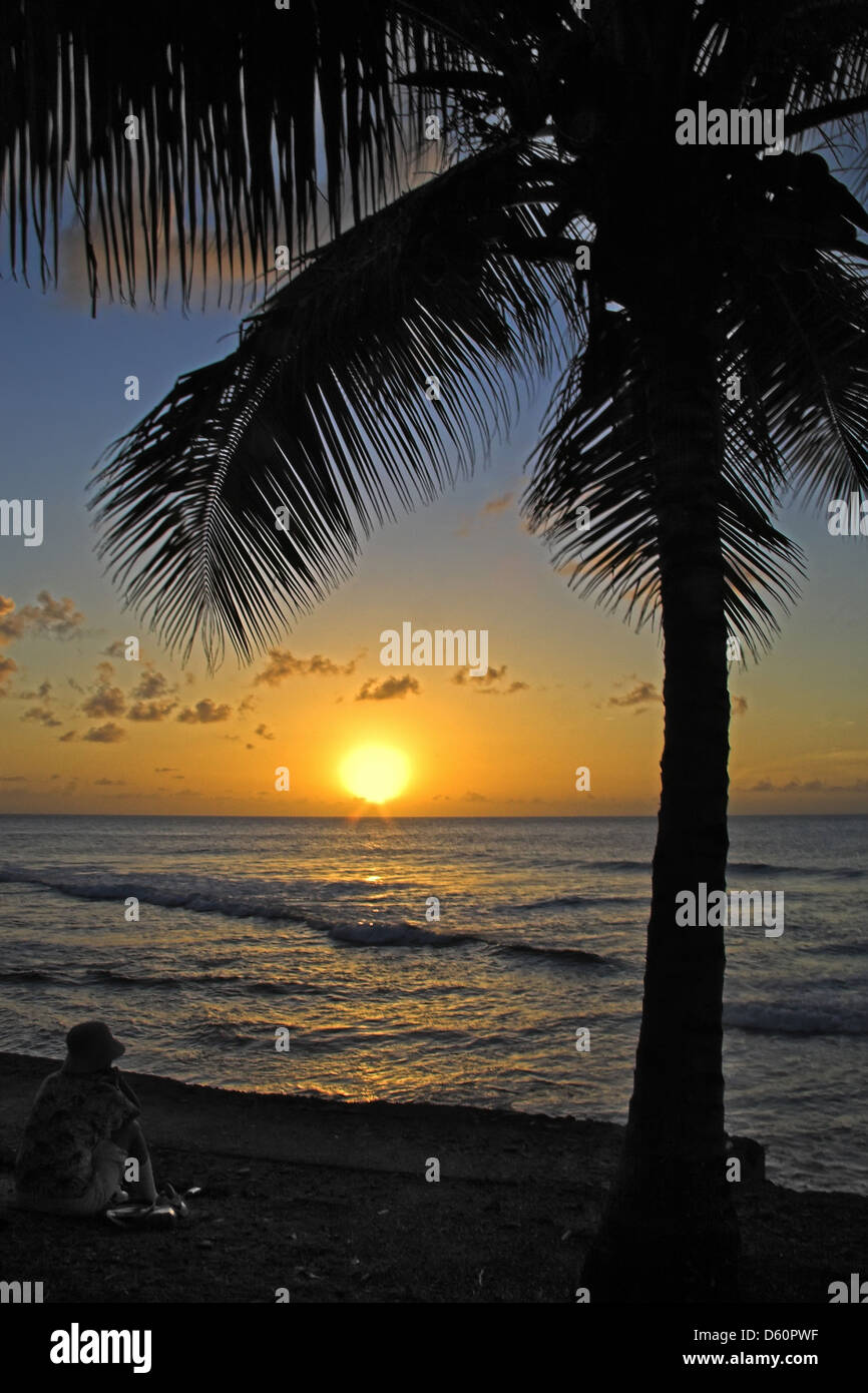 En regardant le coucher du soleil à Crown Point Tobago Banque D'Images