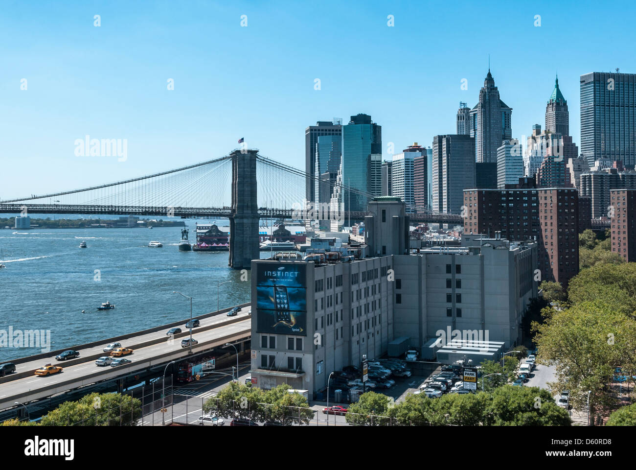 Rues de la région de Lower Manhattan avec pont de Brooklyn, New York City, New York, USA - image prise à partir de la masse du public Banque D'Images