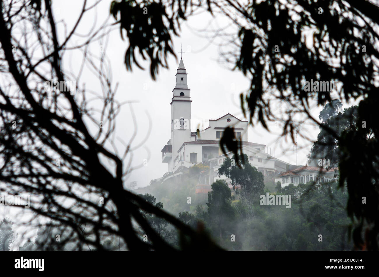 Voir l'église de Monserrate à Bogota, Colombie à travers un arbre et enveloppé dans le brouillard Banque D'Images