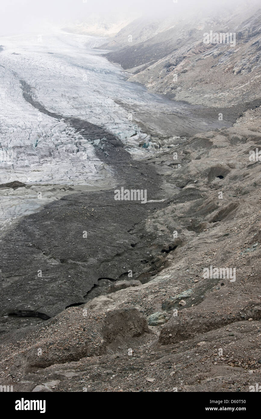 L'Autriche. Pasterze glacier du Mont Grossglockner avec vue latérale ou moyen d'Oak Ridges et crevasses. Banque D'Images