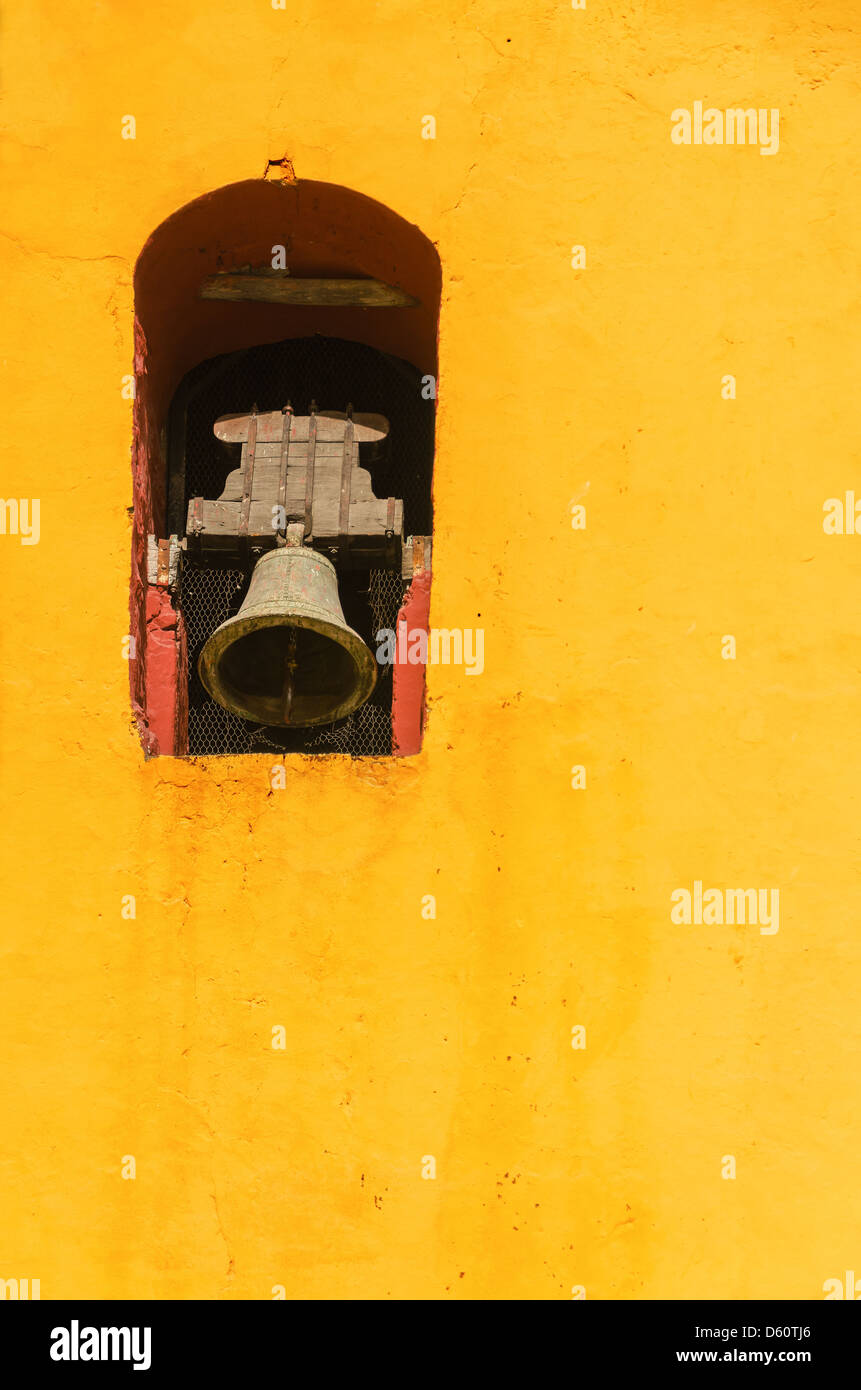 Le clocher de la cathédrale de jaune à San Cristobal de las Casa au Chiapas, Mexique Banque D'Images