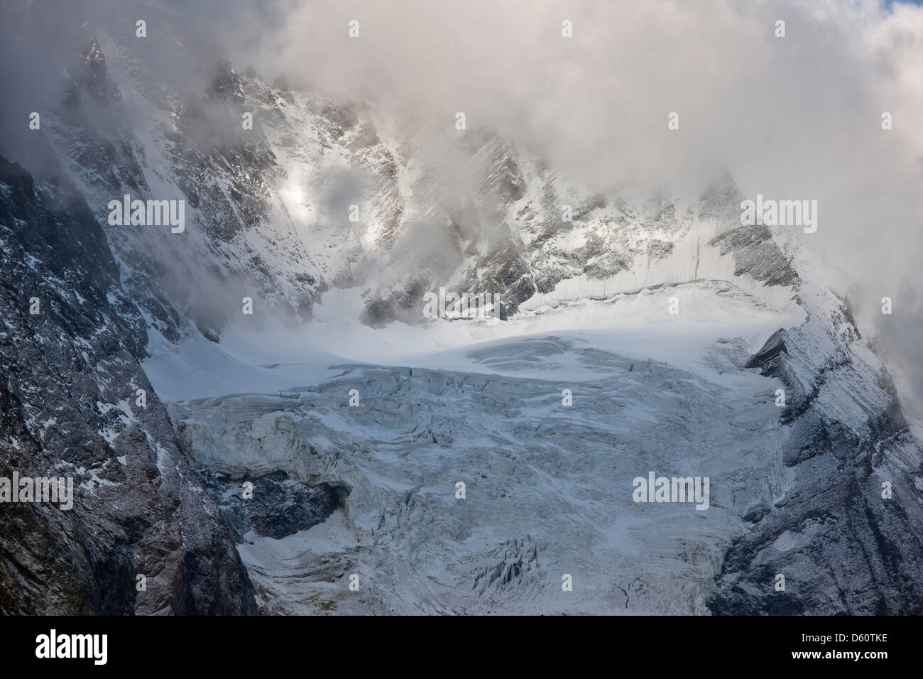 Le mont Grossglockner (NT 3798m) dans les nuages avec les glaciers et crevasses. L'Autriche. Banque D'Images