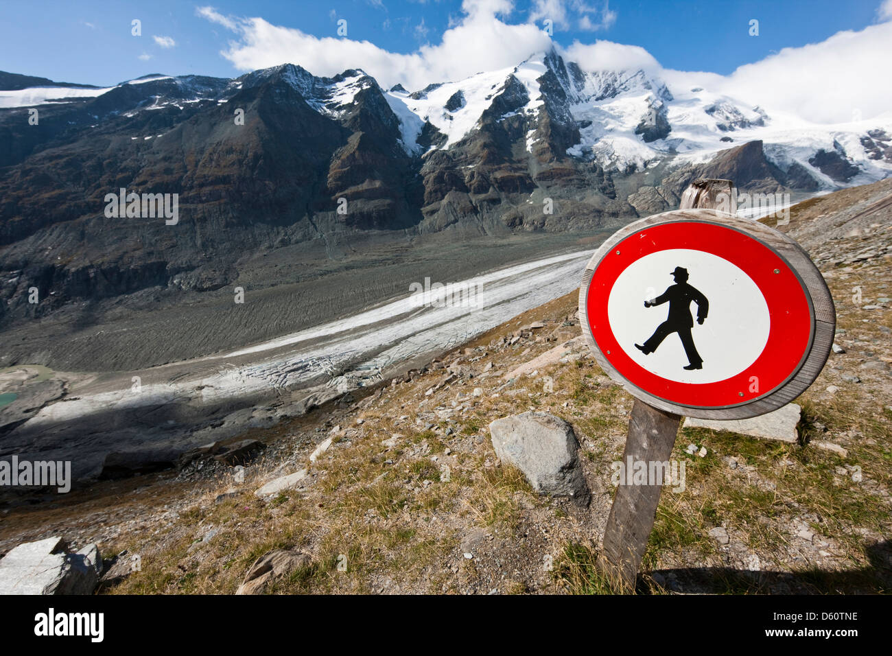 L'Autriche. Zone de danger Alpes et montagnes. Le mont Grossglockner (NT 3798m) avec la fonte rapide des glaciers Pasterze. Banque D'Images