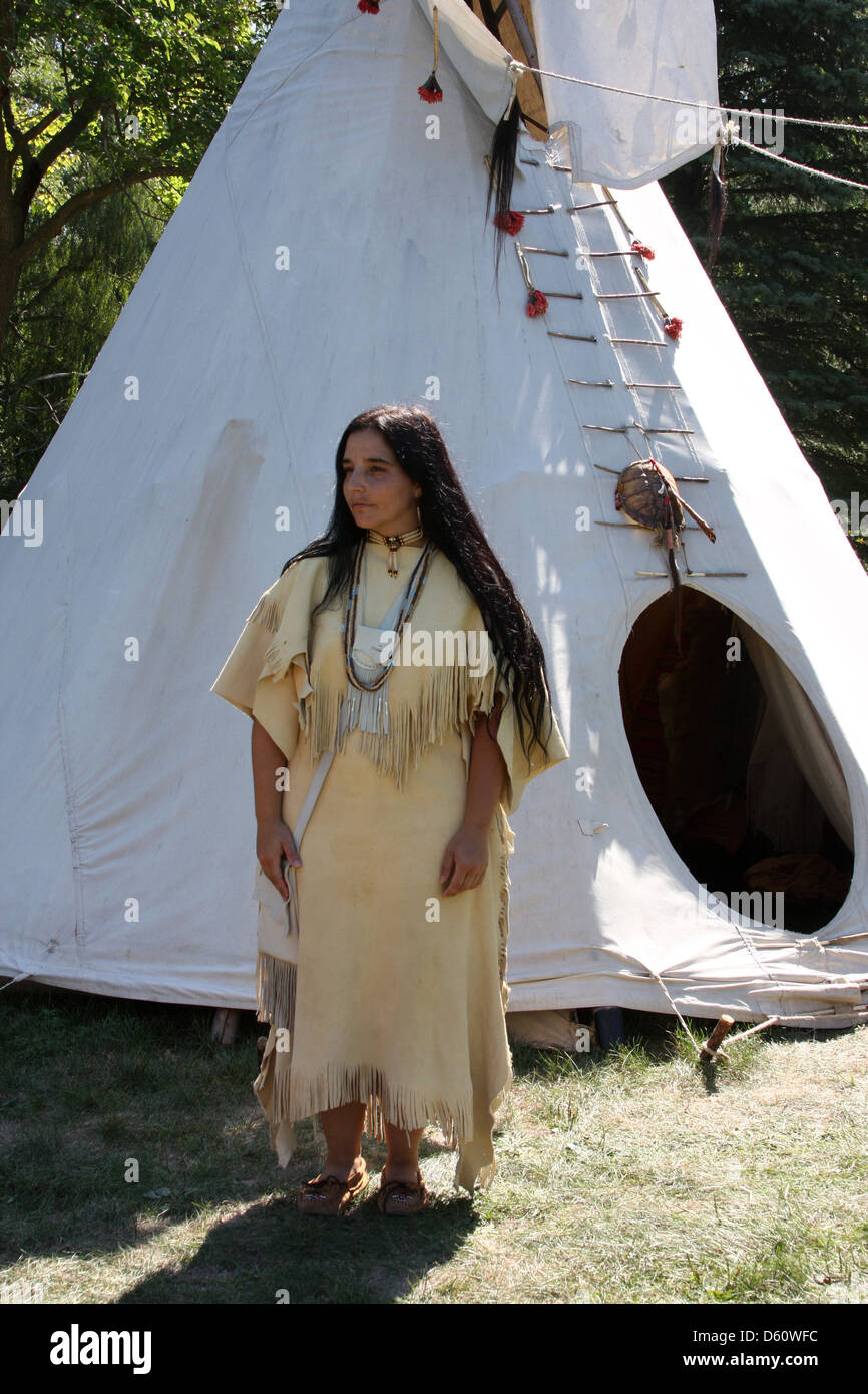 Native American Indian woman in front of un tipi Photo Stock - Alamy