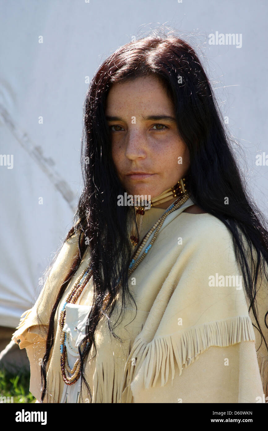 Native American Indian woman in front of un tipi Banque D'Images