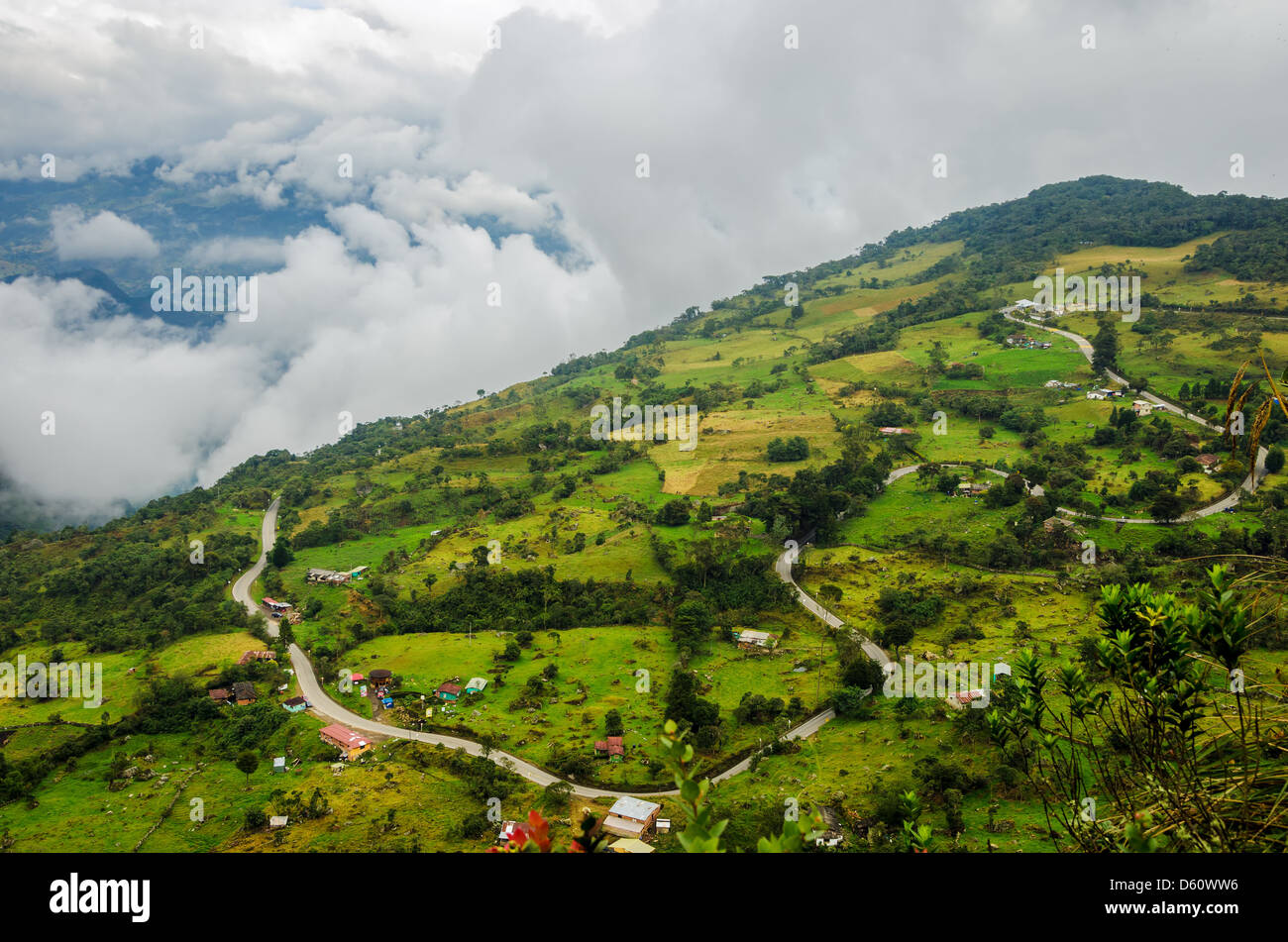 Route de haute altitude qui serpente dans une vallée peu peuplée Banque D'Images