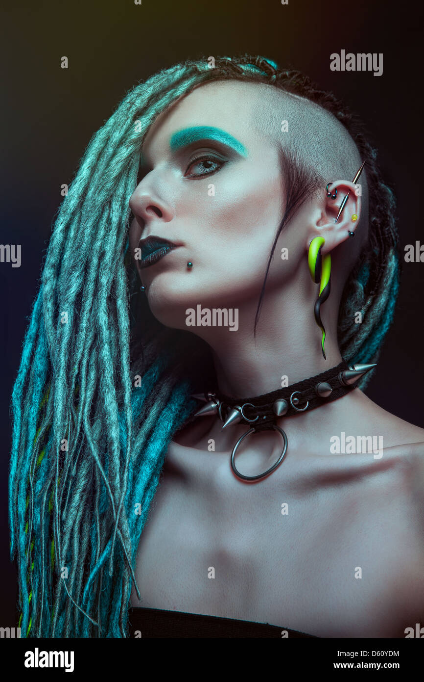 Jeune femme avec des dreadlocks Banque D'Images