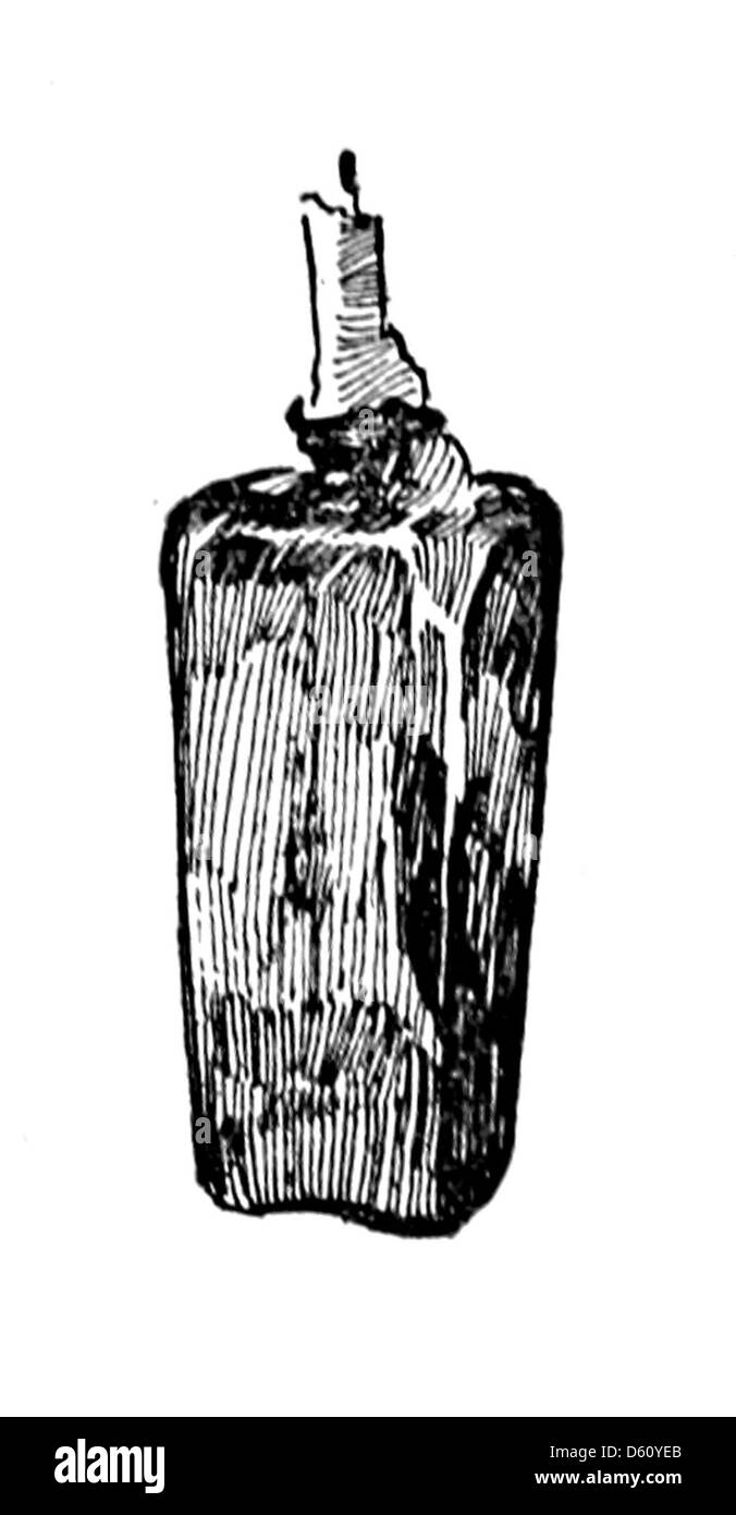 Une édition de 1905 de 'A Christmas Carol' de Charles Dickens, jumelée avec 'The Cricket on the Hearth'. L'image présente une bougie, symbole traditionnel de chaleur et de lumière pendant la période des fêtes. Banque D'Images