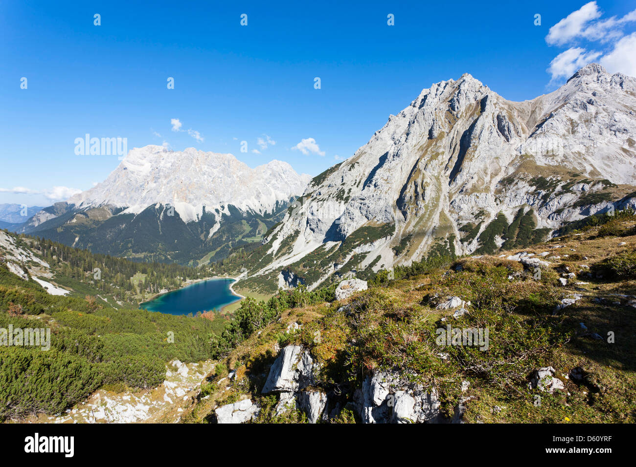 Lermoos, Autriche. Lac de montagne Seeben (Seebensee) dans les montagnes de Mieming au cours de l'automne. Banque D'Images