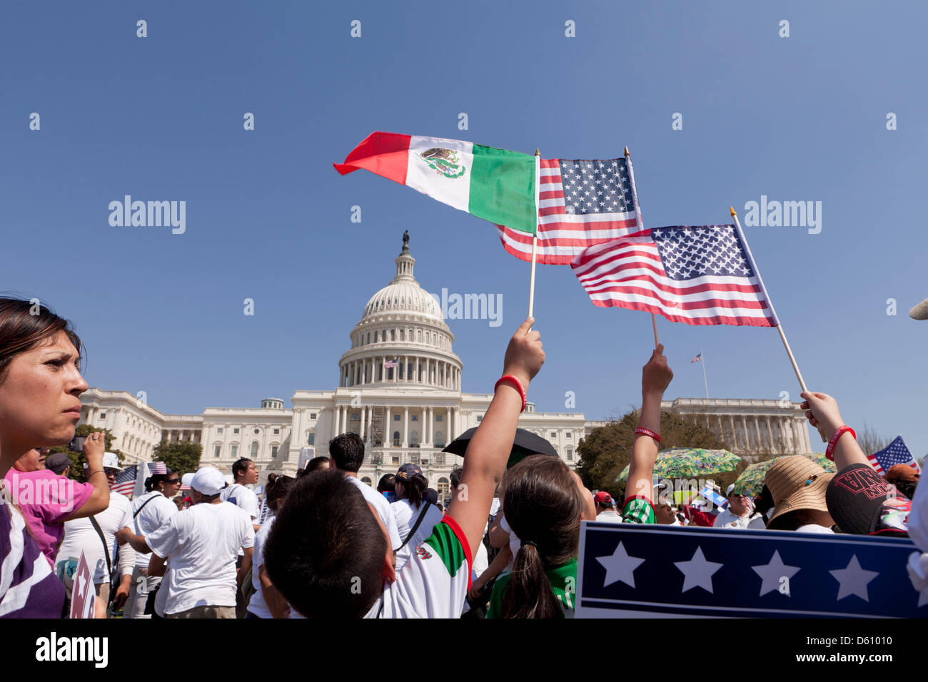 Grande foule agitant des drapeaux mexicains et américains de l'immigration à un rassemblement à Washington DC Banque D'Images