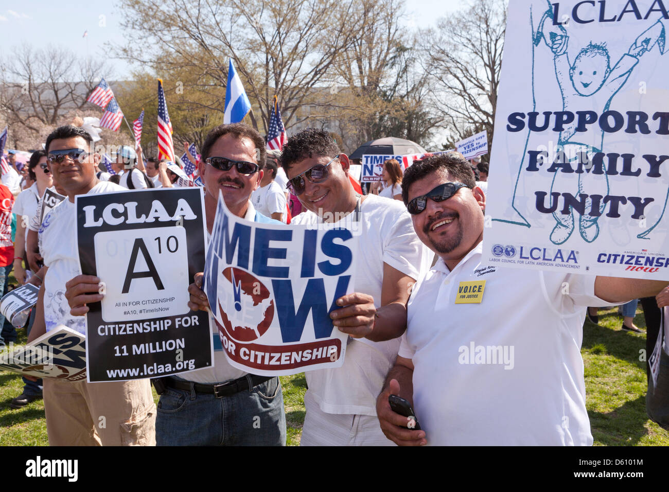 Hommes hispaniques holding up des pancartes lors d'une réforme de l'immigration manifestation à Washington DC Banque D'Images