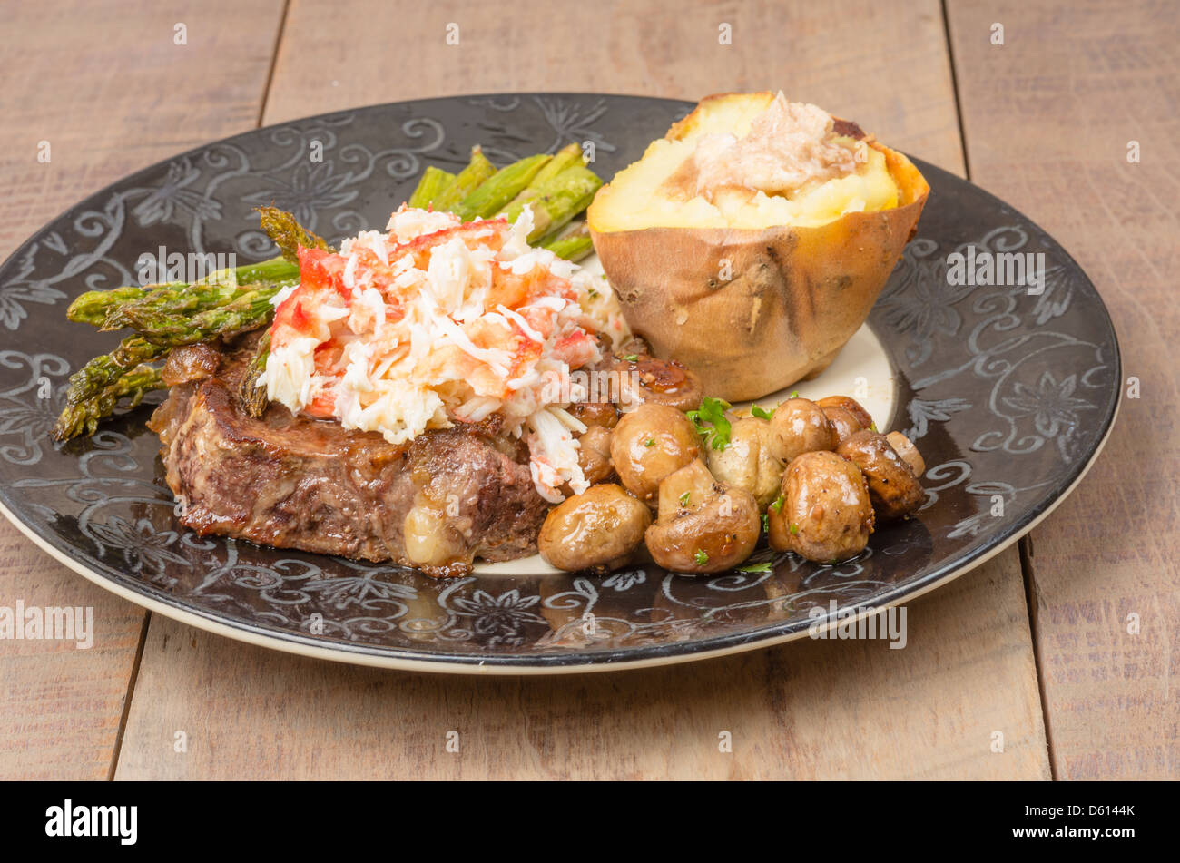 Un repas à l'aide de terre et mer Pavé de boeuf et le crabe dormeur Banque D'Images