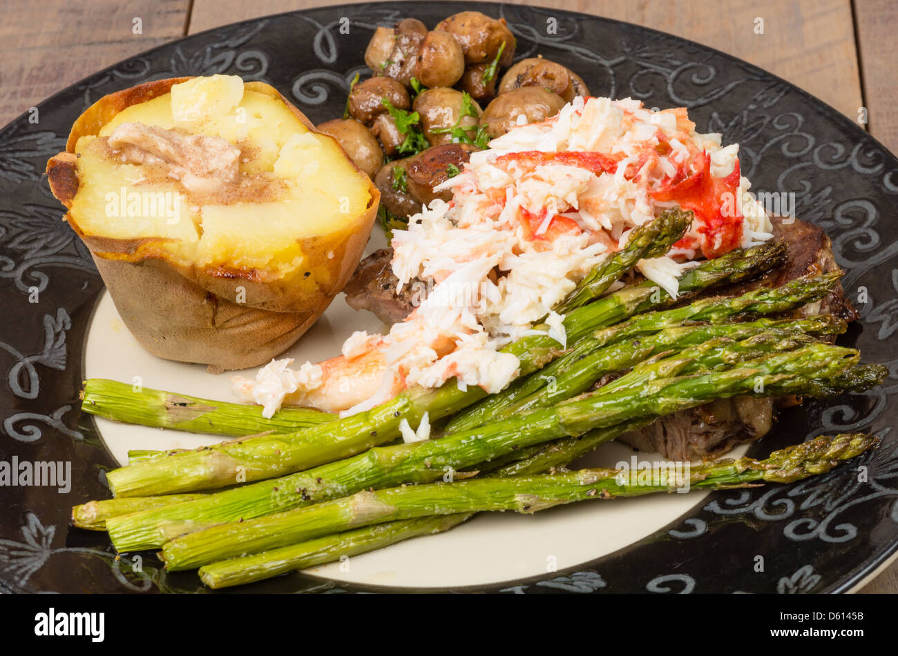 Un repas à l'aide de terre et mer Pavé de boeuf et le crabe dormeur Banque D'Images