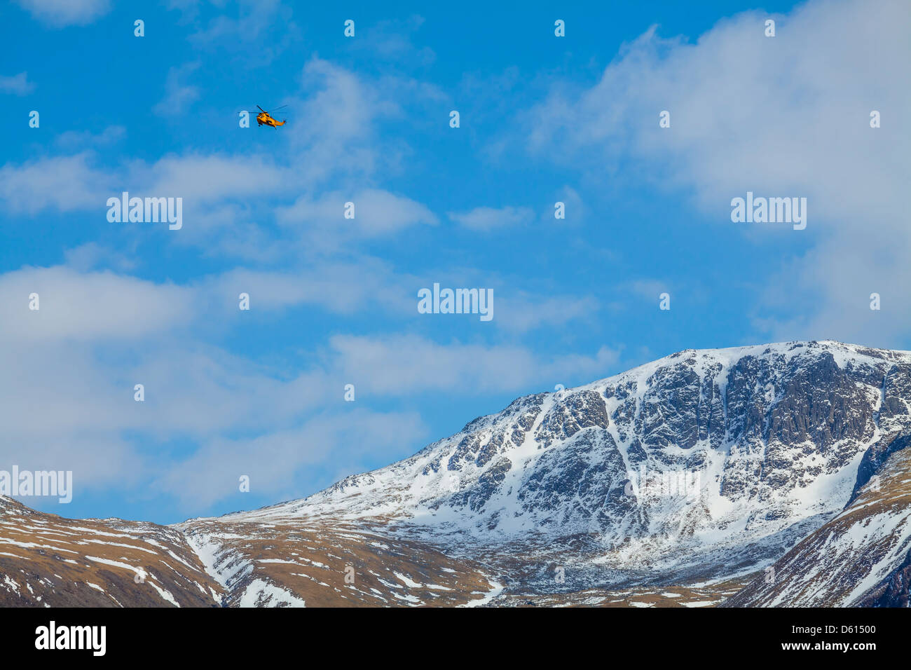 Hélicoptère de sauvetage en montagne au-dessus de Lingmell Gill dans le Lake District, Cumbria. Banque D'Images