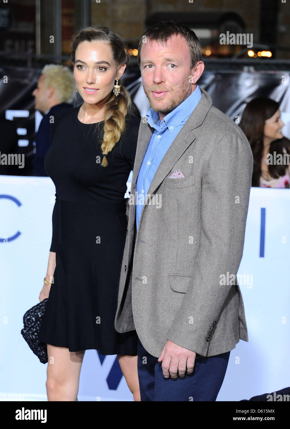 Los Angeles, Californie, USA. 10 avril 2013. Jacqui Ainsley et Guy Ritchie arrivent à l'oubli premiere du film à Los Angeles, USA 10 avril 2013. Credit : Sydney Alford / Alamy Live News Banque D'Images