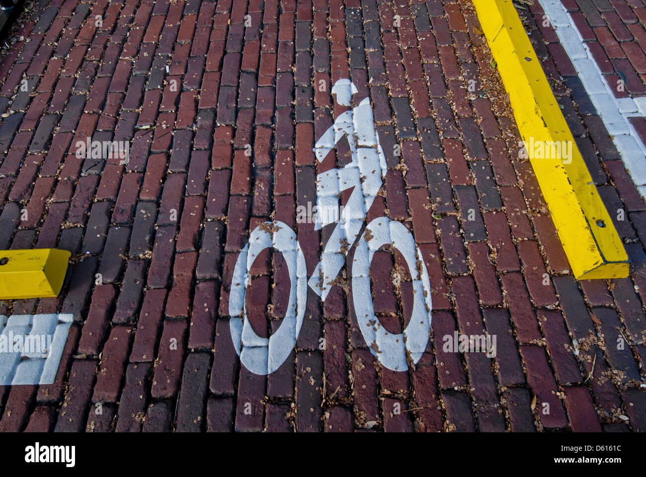 Symbole peint pour place de parking moto sur la rue brique à Columbia, Caroline du Sud, USA Banque D'Images