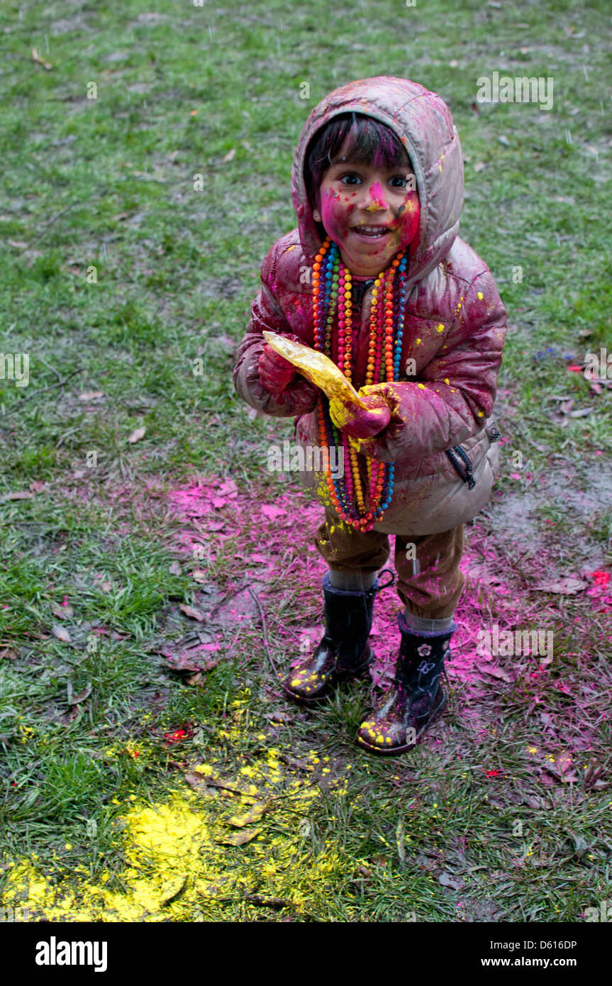 Fille avec un sac de poudre à Twickenham Middlesex Festival Holi Banque D'Images