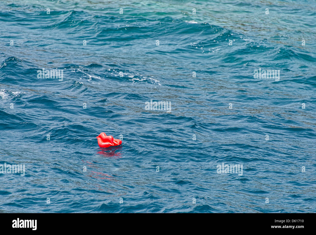 Rouge gonflable jouet en mer Banque D'Images