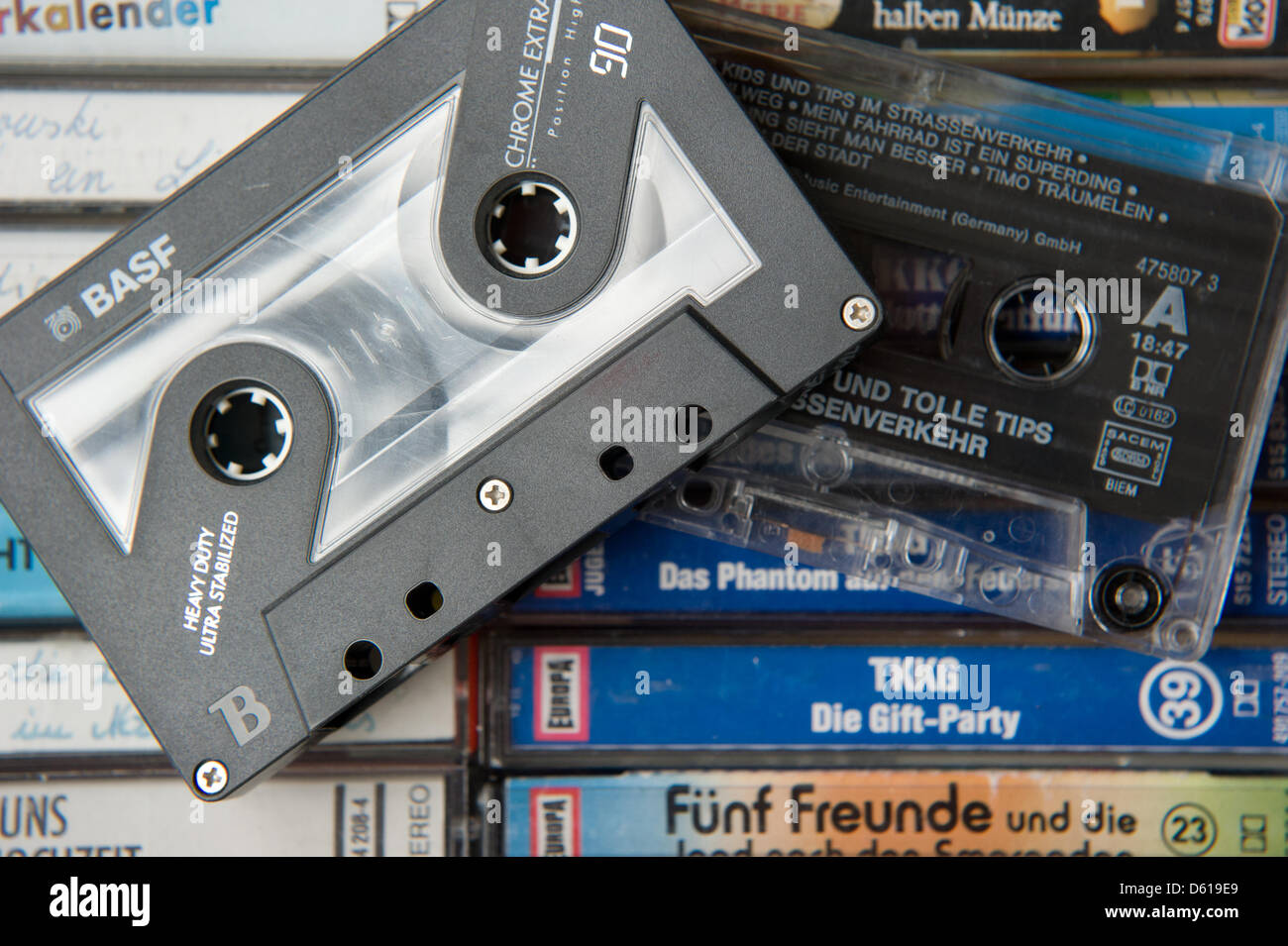 Fichier - Un fichier photo datée du 22 janvier 2012 montre des cassettes audio sur une table à Liederbach, Allemagne. Entre le début des années 1970 et la fin des années 1990, la cassette a été l'un des deux formats les plus communs pour la musique préenregistrée. Aujourd'hui, le format de cassette est utilisé seulement occasionly. Photo : Frank Kleefeldt Banque D'Images