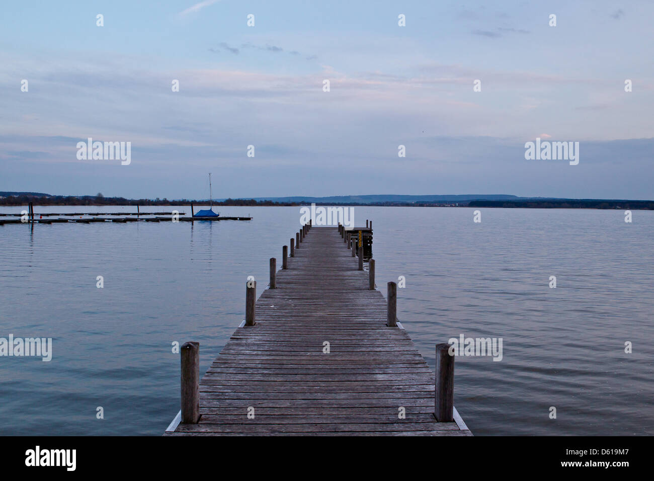 Vue d'un débarcadère au lac de Altmuehl Muhr am See, Allemagne, 03 avril 2012. Photo : Daniel Karmann Banque D'Images