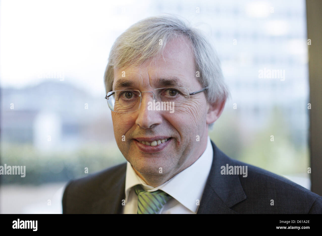 Membre du Parlement de l'Etat de Rhénanie du Nord-Westphalie Klaus Kaiser est présenté comme le ministre de l'éducation de Norbert Roettgen's shadow cabinet pour les élections de l'état au siège de la CDU à Duesseldorf, Allemagne, 11 avril 2012. Photo : Rolf Vennenbernd Banque D'Images