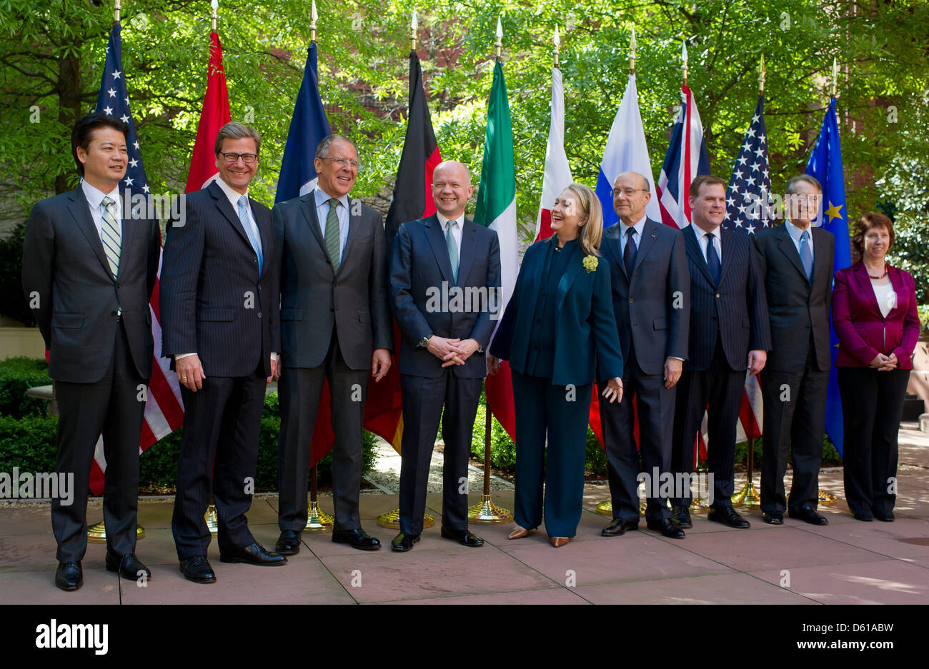 Die Außenminister der Staaten G8, Koichiro Gemba (Japon, l-r), Guido Westerwelle (Deutschland), Sergej Lawrow (Russland), William Hague (BRD), Hillary Clinton (USA), Alain Juppé (Frankreich), John Russel Baird (Kanada), Giulio Terzi di Sant'Agata (Italie), und Catherine Ashton (UE), stehen suis 16-07-2008 (11.04.2012) à Washington, USA, beim Familienfoto des G8-Außenminist Banque D'Images